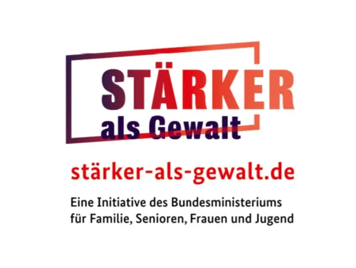 Ein rot-schwarzes Logo mit der Aufschrift "Stärker als Gewalt. Eine Initiative des Bundesministeriums für Familie, Senioren, Frauen und Jugend."